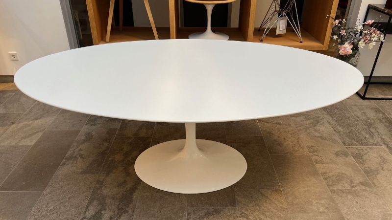 Saarinen Esstisch oval Vorzugskombination B 198 x T 121 x H 74 cm / LAMINAT WEISS Knoll International AUSSTELLUNGSSTÜCK